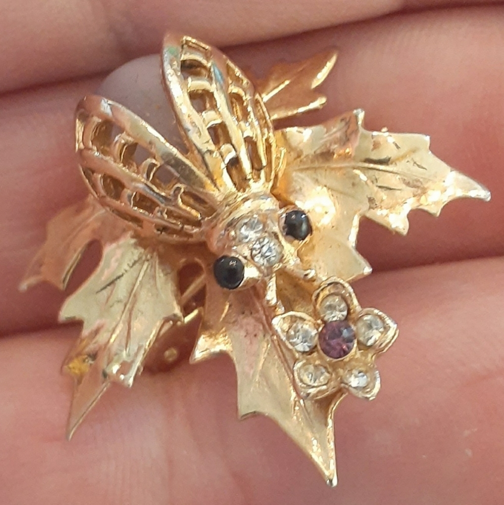 Tiny Jelly Belly Bug on Leaf Pin Brooch
